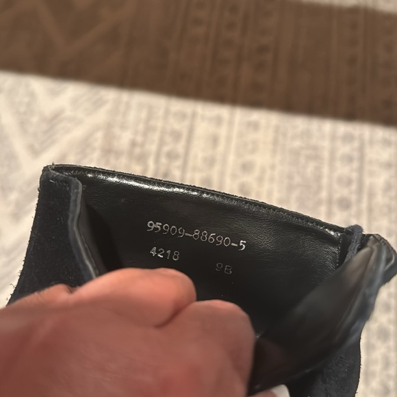 Suede boots size 9B - Picture 5 of 7